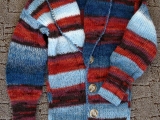 Pestrobarevný svetr na zapínání s dřevěnými knoflíky