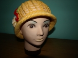 Háčkovaný letní klobouček žlutý