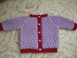Pletený kojenecký svetřík s čepičkou