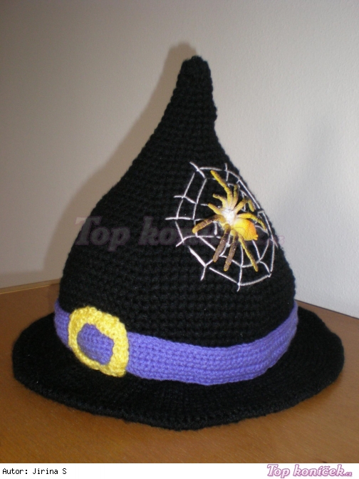 Háčkovaný čarodějnický klobouk